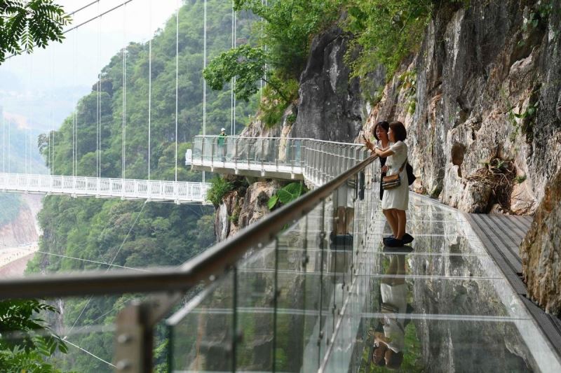 Dünyanın en uzun cam köprüsü Vietnam’da açıldı
