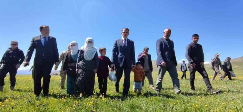 Vali Balcı, İran’ın sıfır noktasında hayvanlarını otlatan çoban ve peynir otu toplayan vatandaşları ziyaret etti
