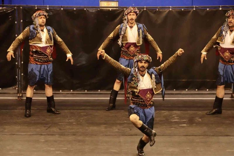 Tavas’ta halk oyunları şöleni izleyenleri mest etti
