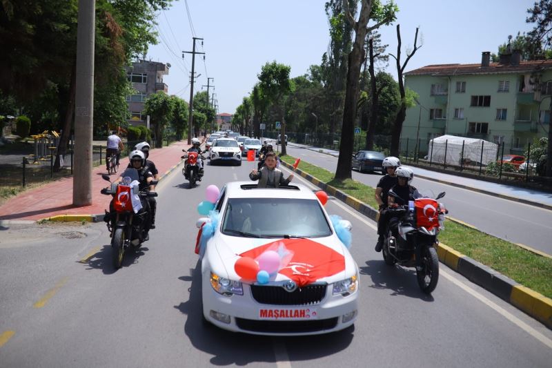 Şehit polisin oğluna özel sünnet konvoyu: Sirenler çalıp oyun oynadılar
