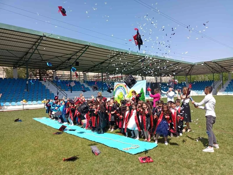 Minik öğrenciler kep atarak mezun oldu
