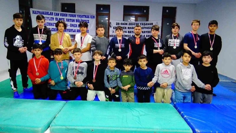 Çok sevdiği ata sporunu çocuklara sevdiriyor
