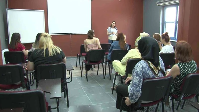 Ev hanımları e-ticaret için İngilizce öğreniyor
