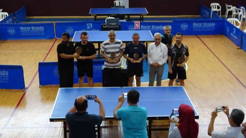 Veteranlar masa tenisinde kıyasıya yarıştı
