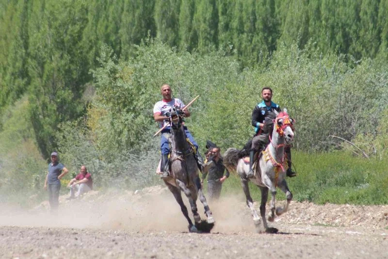 Bayburt ve Erzurum maharetlerini cirit maçında konuşturdu
