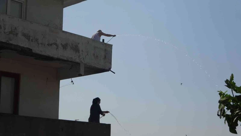 Pendik’te yanan gecekonduya vatandaştan hortumlu müdahale
