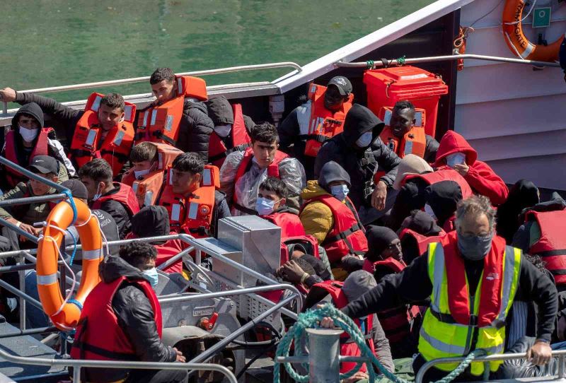 İngiltere, yasa dışı göçmenleri 14 Haziran’da Ruanda’ya göndermeye başlayacak
