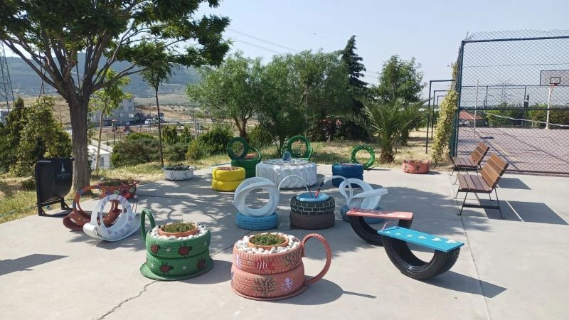 Öğrenciler atık lastiklerden okul bahçesini renklendirdi
