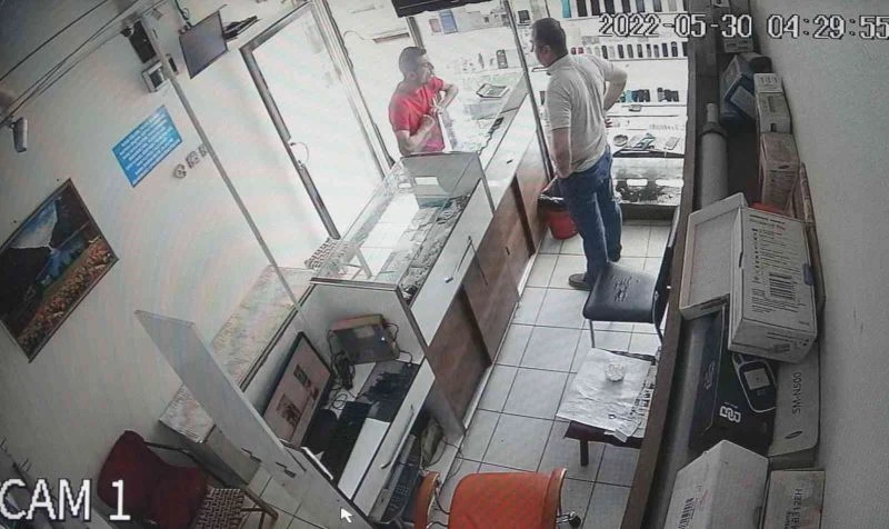 Hırsızlar canına tak etti, dükkanını satılığa çıkardı
