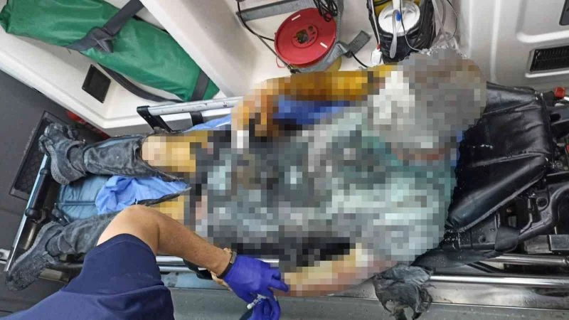 Galata’da dehşet anları kamerada: Oraklı genç tinerle kendini yaktı
