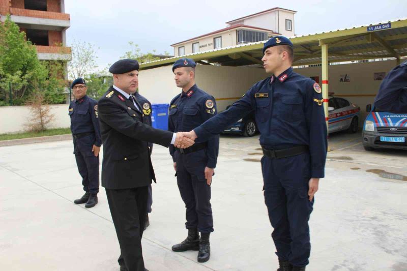 İl Jandarma Komutanı’ndan askerlere ve şehit ailesine bayram ziyareti
