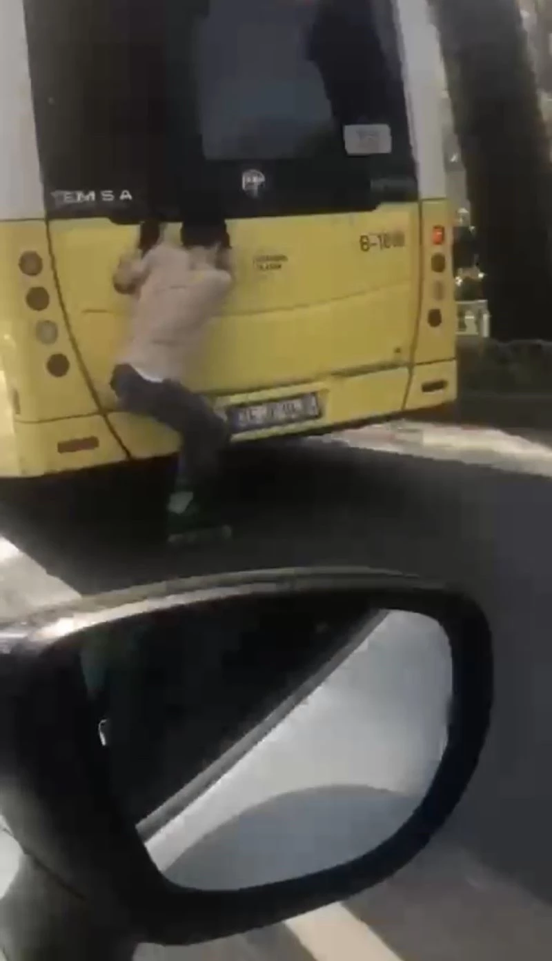Otobüse tutunarak kayan patenli genç yürekleri ağza getirdi
