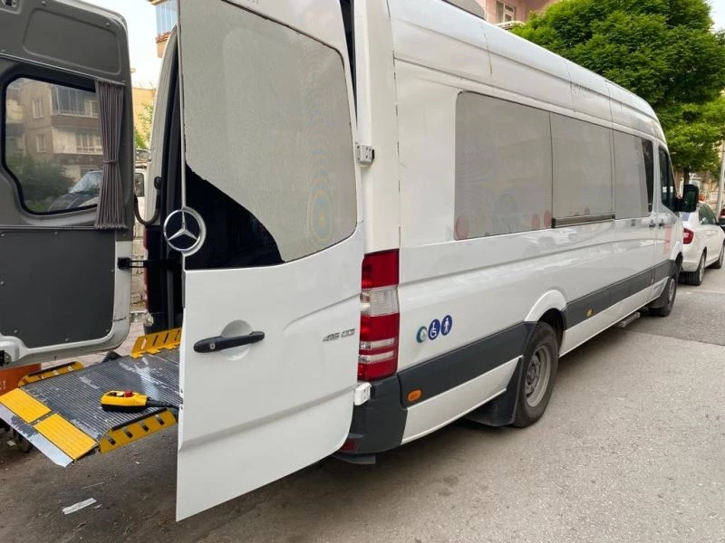 Engelli anne, oğlunun nikah ve düğününe belediyenin asansörlü aracıyla götürüldü
