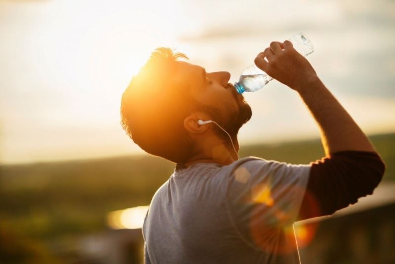 Sıcak havalarda kalp krizi riskini azaltmak için bol bol su tüketin
