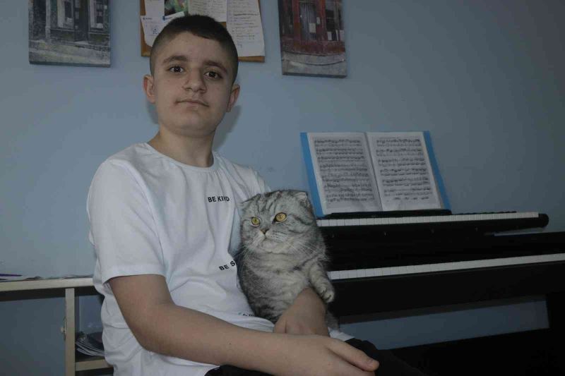 12 yaşındaki Diyarbakırlı ‘Petrucciani’ piyanoda yeteneğini sergiliyor
