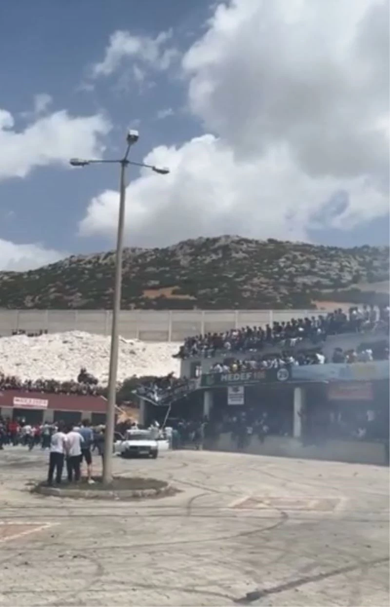 Drift festivalini izleyenlerin bulunduğu balkon çöktü, faciadan dönüldü
