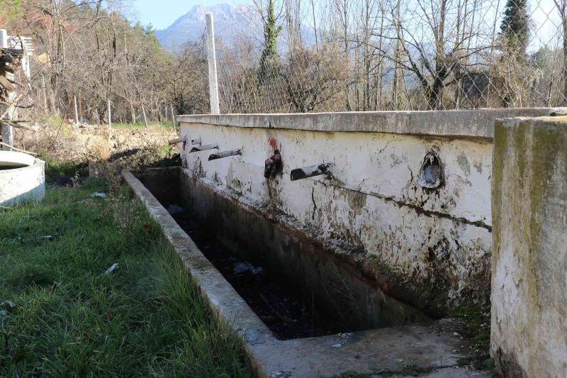 Doğal kaynak suları kuruyan mahalleli, 4 yıldır suyun geri gelmesini bekliyor
