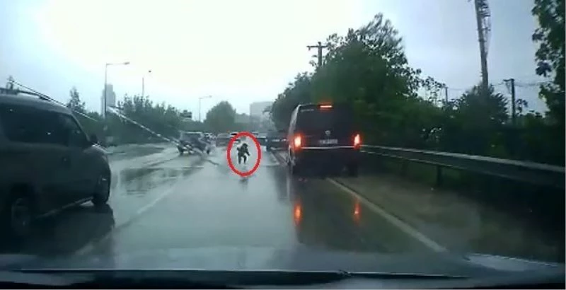 İnanılmaz kurtuluş, kapısı açılan arabadan yola düşen küçük çocuk ölümden döndü
