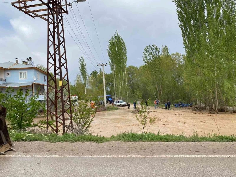 Elbistan’da sağanak yağış taşkınlara neden oldu