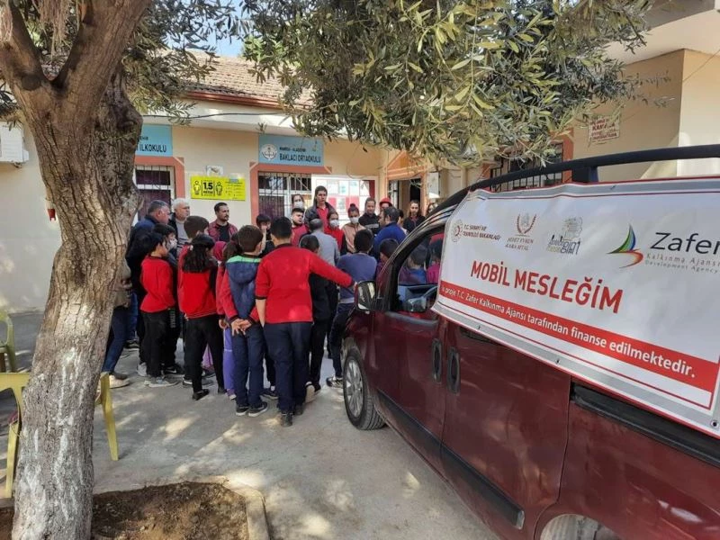 Köy köy dolaşarak okullarını tanıtıyorlar
