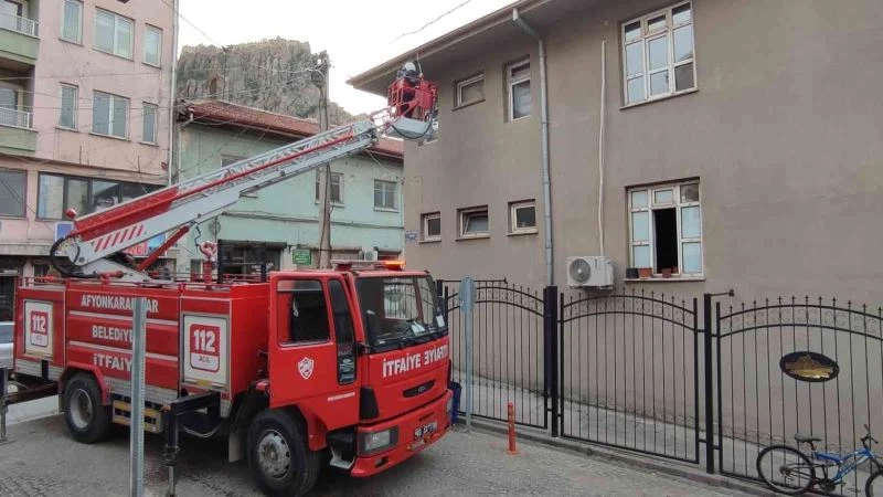 Olukta asılı kalan ebabil kuşunu itfaiye kurtardı
