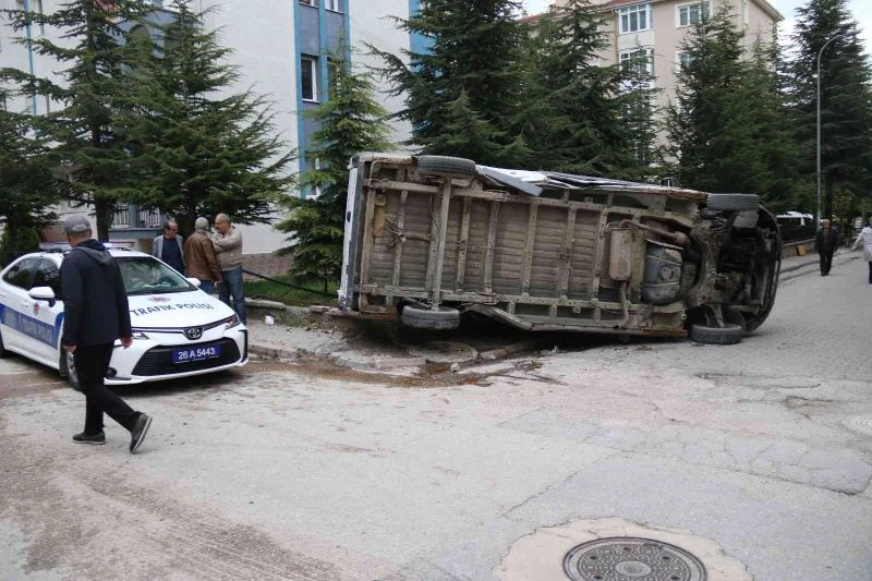 Yolcu minibüsünün çarptığı panelvan araç bahçe duvarına devrildi
