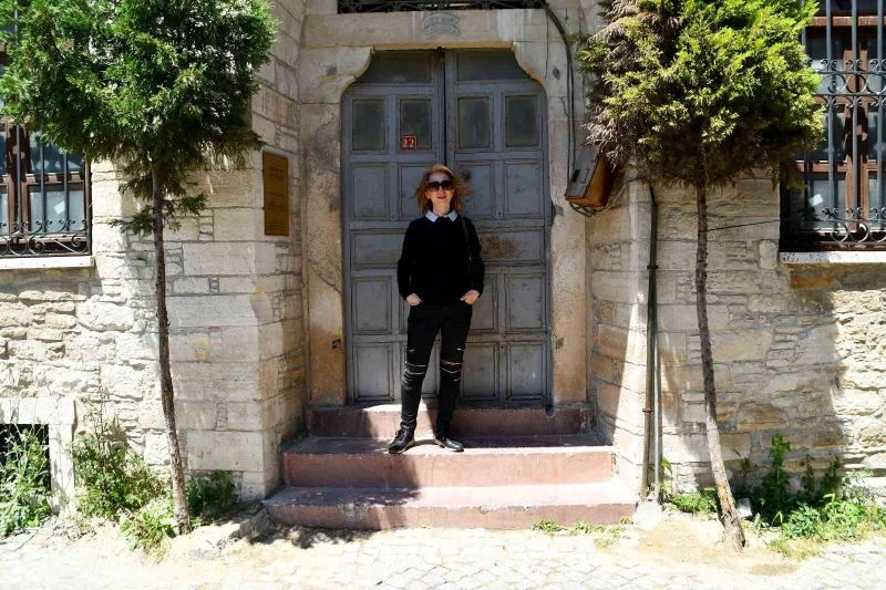 Ünlü sanatçı Alexandra Gravas atalarının izini Söke’de buldu