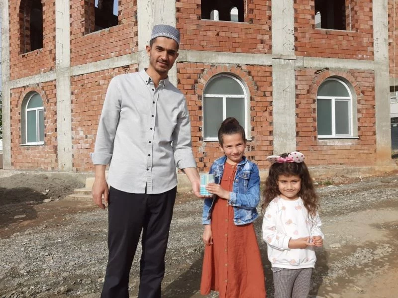 Kumbaralarında biriktirdikleri bisiklet paralarını inşaatı devam eden camiye bağışladılar
