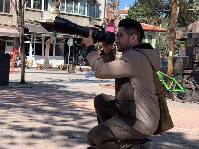  Genç doktor şehir şehir gezip doğa gözlemi yapıyor
