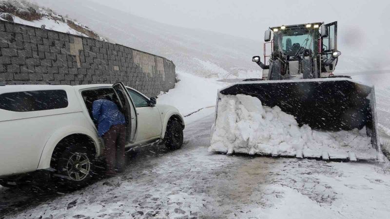 Bitlis’teki kar yağışı Nemrut yolunun açılmasına engel oldu
