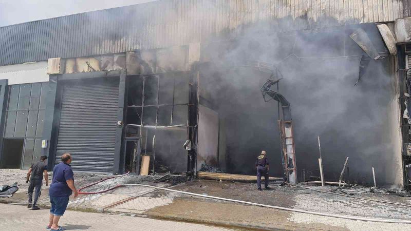 Nazilli OSB’deki yangında 4 iş yeri ve bir araç zarar gördü
