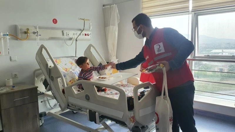 Çocukların yüzünü güldürmek için kolları sıvadılar
