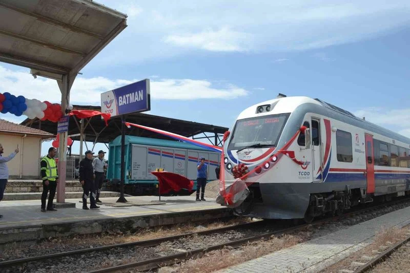 Raybüs treninin ilk yolcuları Batman’da karanfillerle karşılandı
