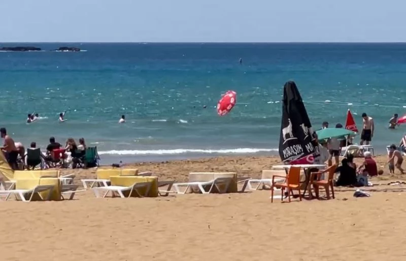 Rüzgârla denize savrulan şemsiye, tatilcilere korku dolu anlar yaşattı

