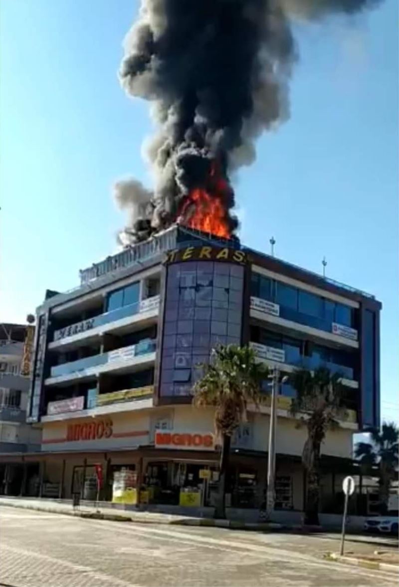 Hatay’da alışveriş merkezinin teras katındaki kafede korkutan yangın