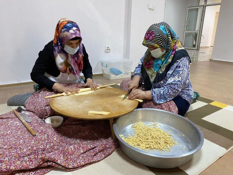 Kadınlar üreterek ekonomiye katkı sağlıyor
