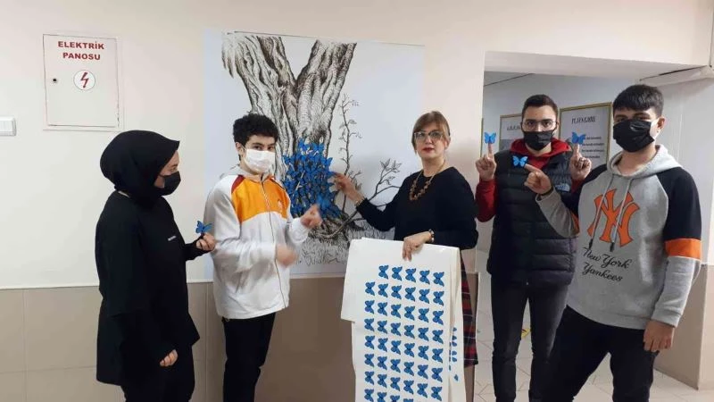 Öğretmenler, Srebrenitsa katliamına mavi kelebekler ile dikkat çekti
