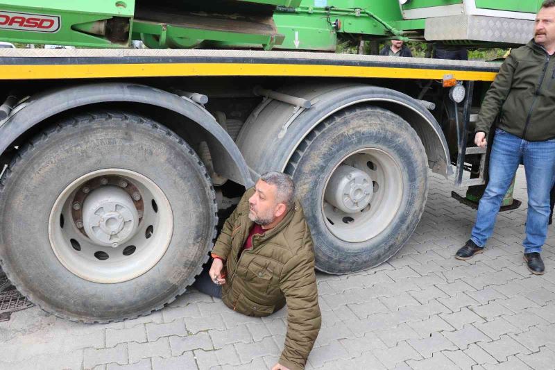 Mezarlıktan yol geçmemesi için iş makinesinin altına yattı
