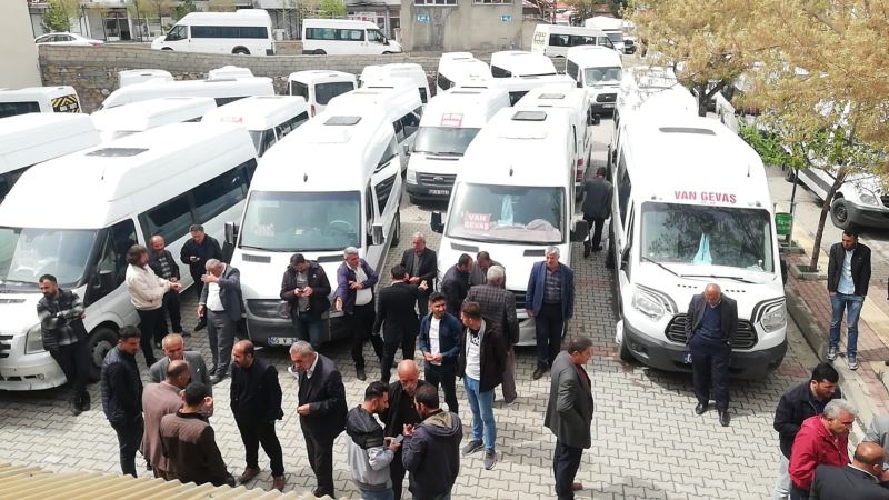 Gevaş’ta minibüsçüler kontak kapattı
