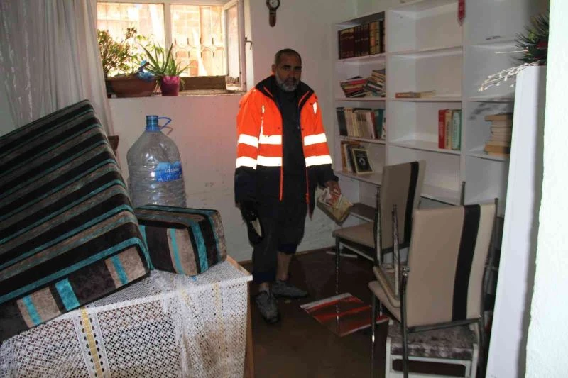 Evinin sular içerisinde kalmasını gözyaşlarıyla izleyen afetzede: 