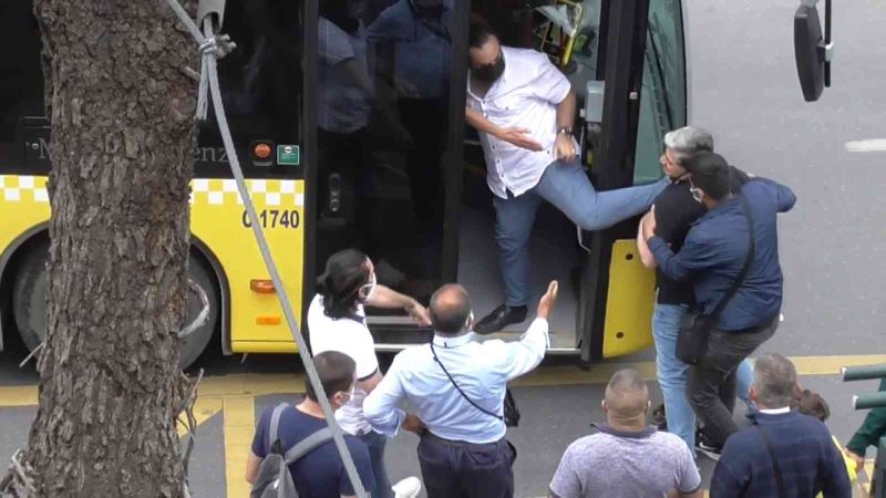 Kadıköy’de durak kavgası: İETT şoförü ile yolcu birbirine girdi
