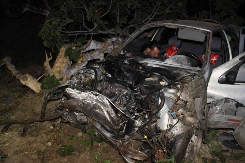 Aşırı hızlı araç yoldan çıkıp etrafı savaş alanına çevirdi: 1 ağır yaralı
