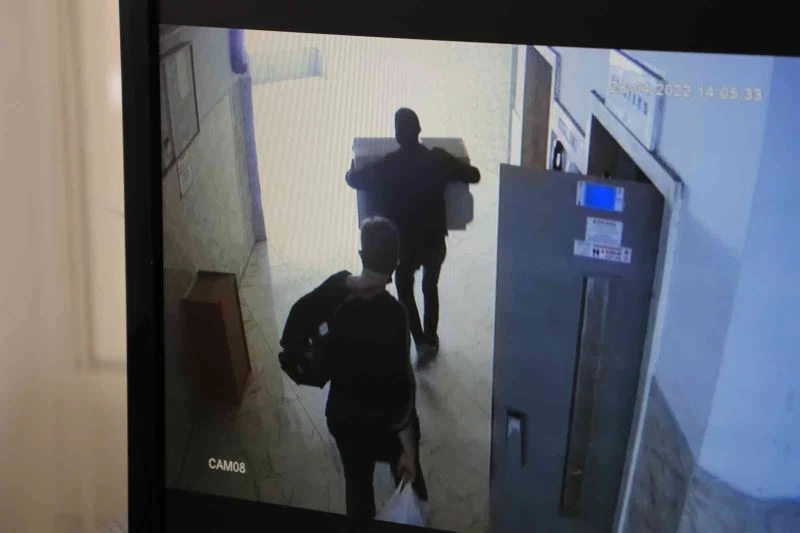 Adana’da güpegündüz hırsızlık: Klimanın dış ünitesini böyle çaldı