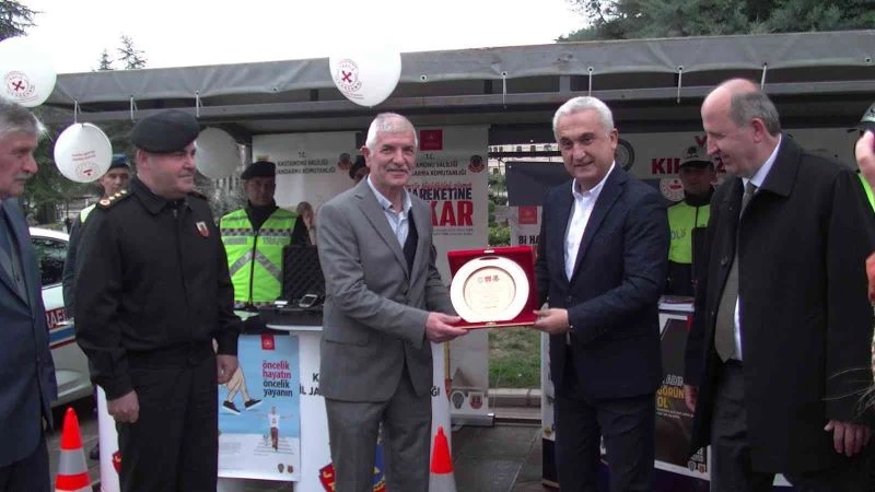 30 yıldır kaza yapmayan tır şoförüne ‘yılın şoförü‘ unvanı
