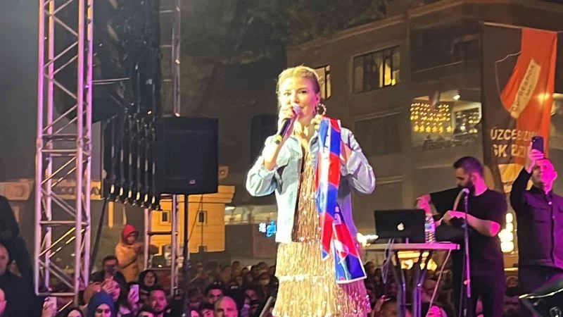 Gülben Ergen 20 dakika süren müdahalenin ardından tekrar sahneye çıktı