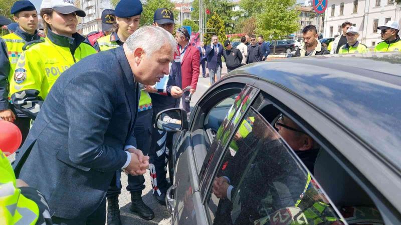 Vali Yıldırım: “Yayaysak her yerde yollara atlamayacağız”
