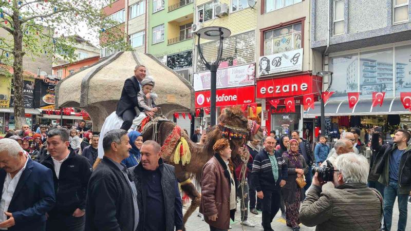 Sünnet çocuğunu deveyle ilçede gezdirdiler, görenler şaşkınlığını gizleyemedi
