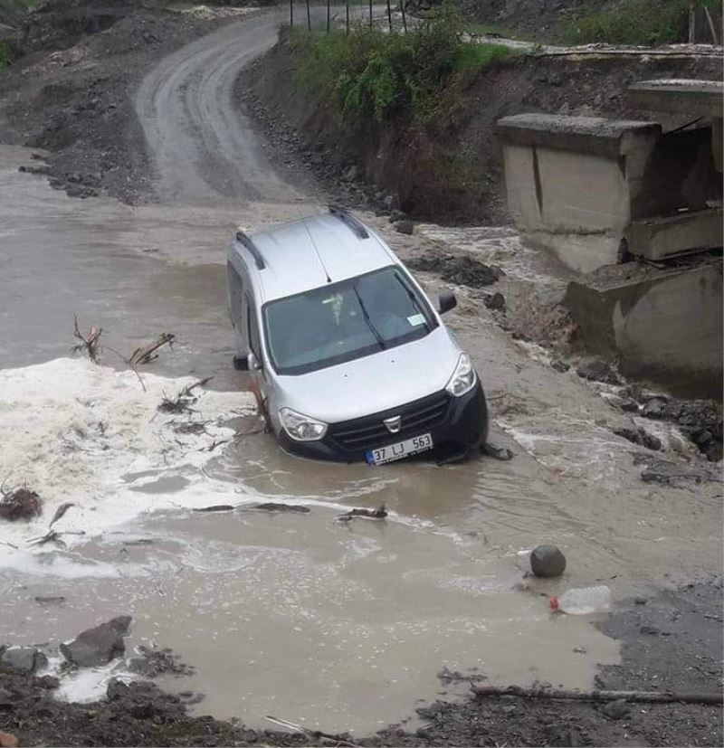 Kastamonu’da 14 köyü birbirine bağlayan köprü selde yıkıldı
