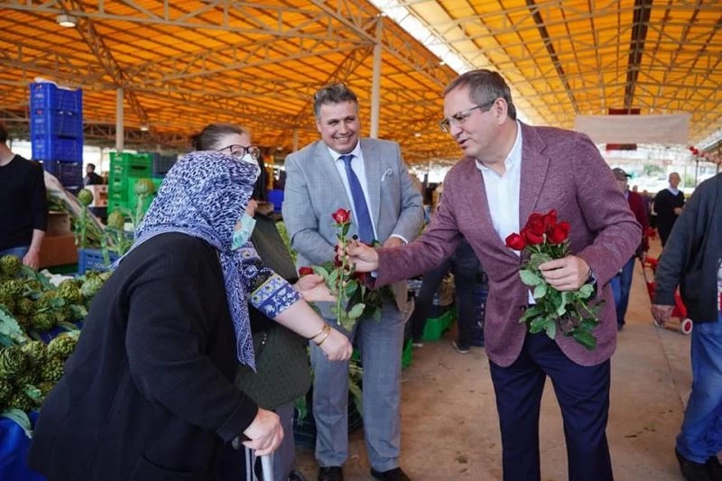 Ayvalık’ta sebze ve meyvecilerle, Başkan Ergin anneleri unutmadı
