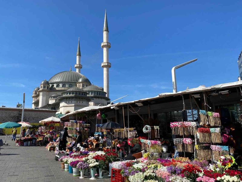 Taksim’de çiçekçilerde 